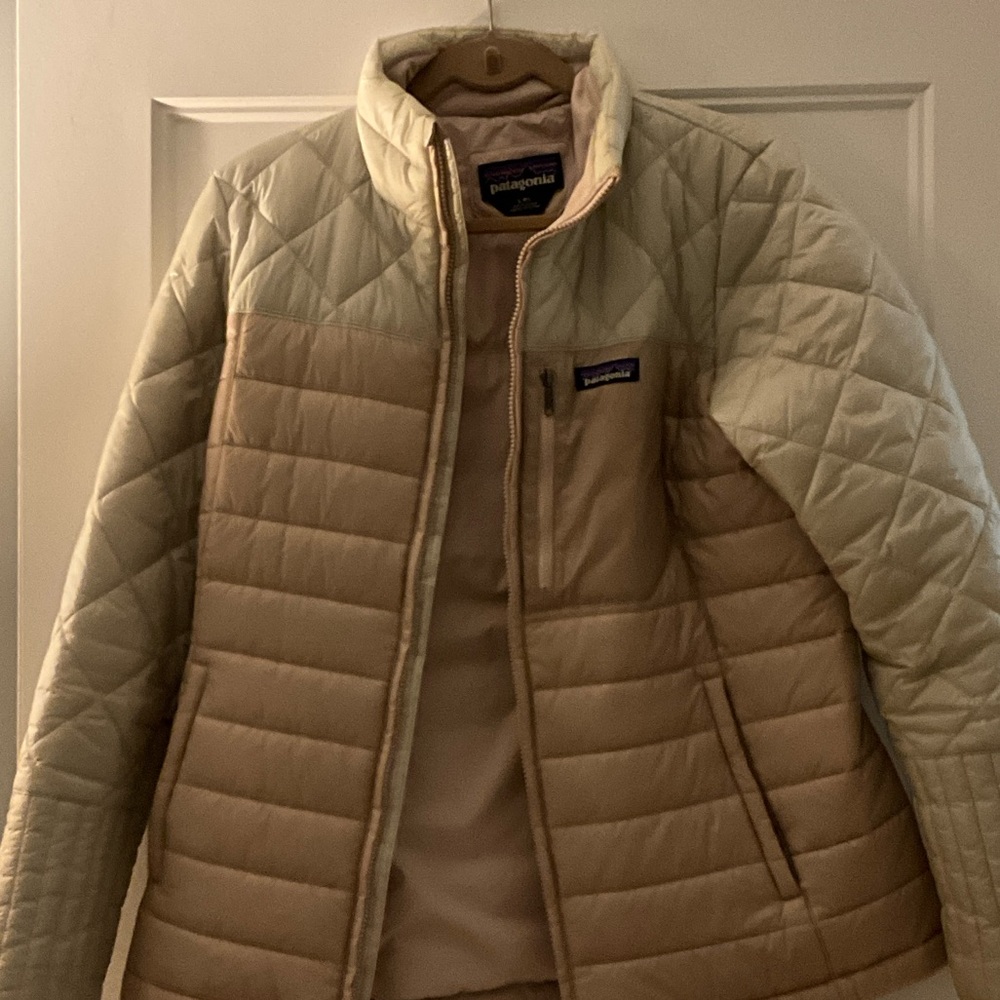 Patagonia Cream Puffer Jacket with Quilted Design like new